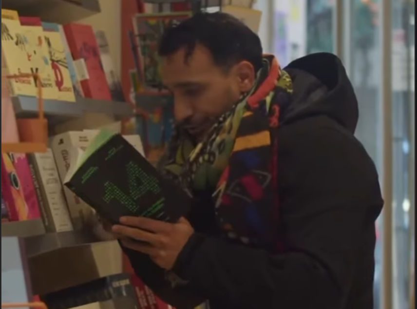 Viral βίντεο με… παθιασμένο αναγνώστη του βιβλίου του Σταύρου Θεοδωράκη