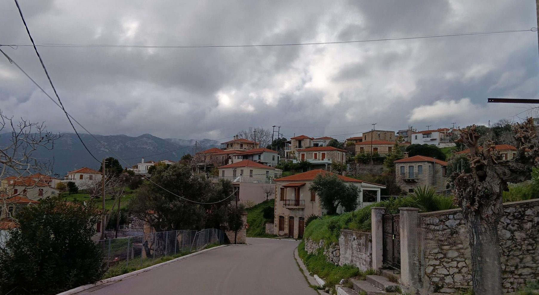 Τοπικές βροχές σήμερα στην Εύβοια – Τι ώρα θα βελτιωθεί ο καιρός