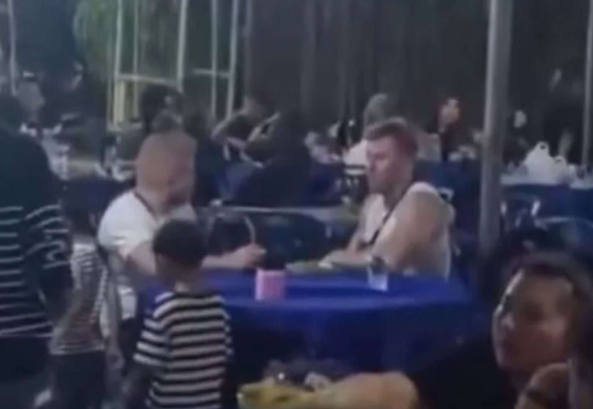 Τουρίστες νόμιζαν πως επισκέφθηκαν εστιατόριο αλλά… είχαν πάει σε κηδεία (video)