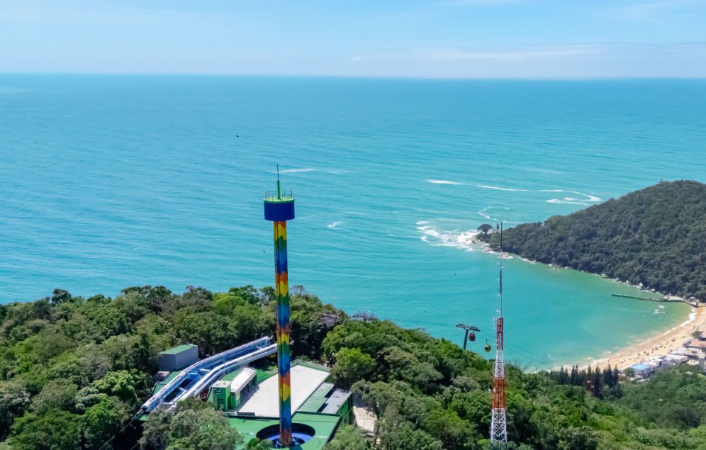 Τρόμος σε λούνα παρκ: Κόλλησε περιστρεφόμενο παιχνίδι στα 60 μέτρα στον αέρα (video)