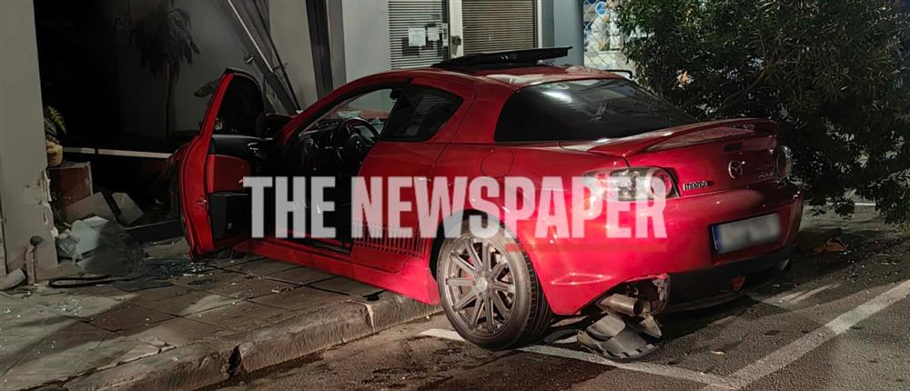 Σοβαρό στο Βόλο: ΙΧ καρφώθηκε μέσα σε φροντιστήριο (εικόνες)