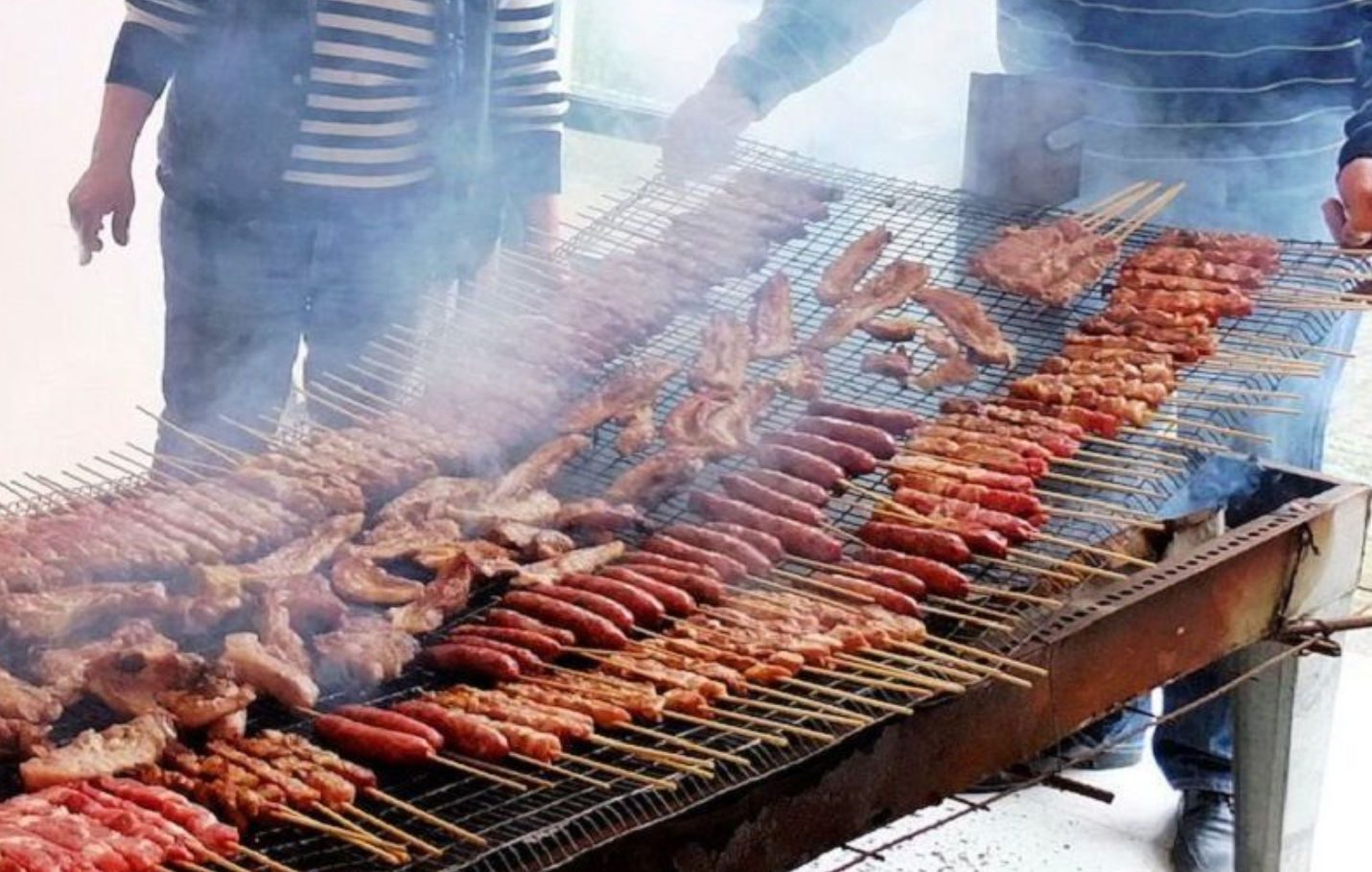Τσικνοπέμπτη στην Αθήνα: Πήραν φωτιά οι ψησταριές – Αναλυτικά οι τιμές στα κρέατα
