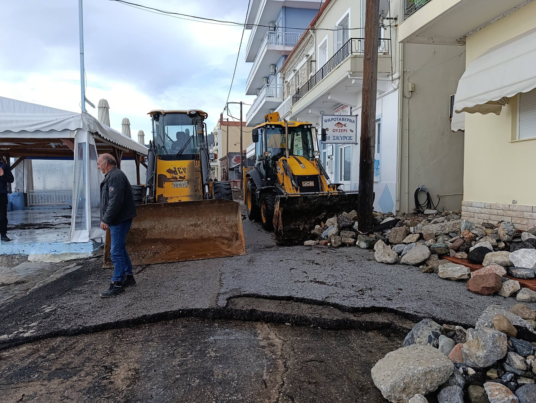 Πλημμύρισαν σπίτια και επιχειρήσεις στην Εύβοια: Μάχη για να αποκατασταθούν οι ζημιές