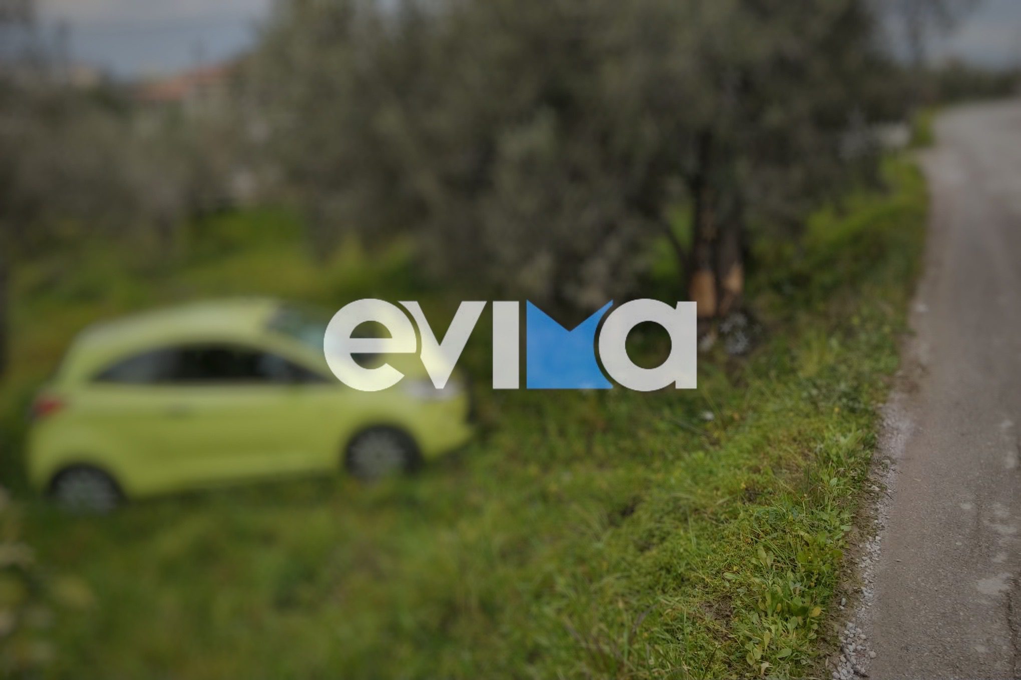 Σοβαρό τροχαίο στη Χαλκίδα: ΙΧ εξετράπη έπεσε πάνω σε δέντρο και βρέθηκε σε χωράφι