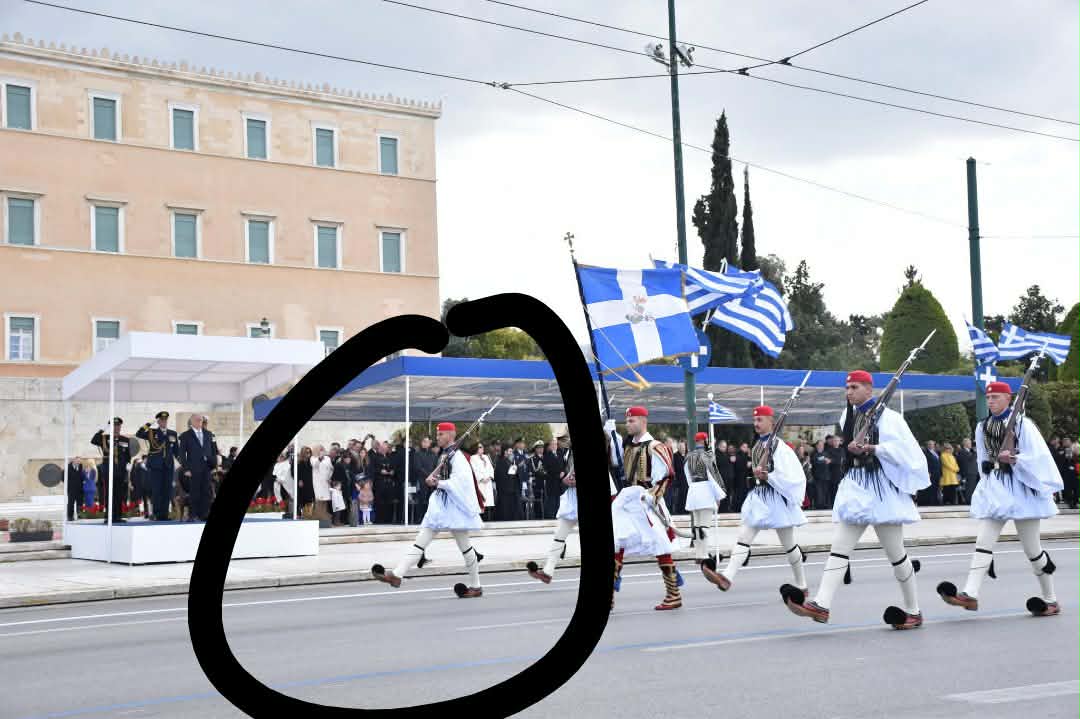 Το καμάρι της Εύβοιας στο Σύνταγμα: Αυτός είναι ο Εύζωνας που έκανε υπερήφανο το χωριό του