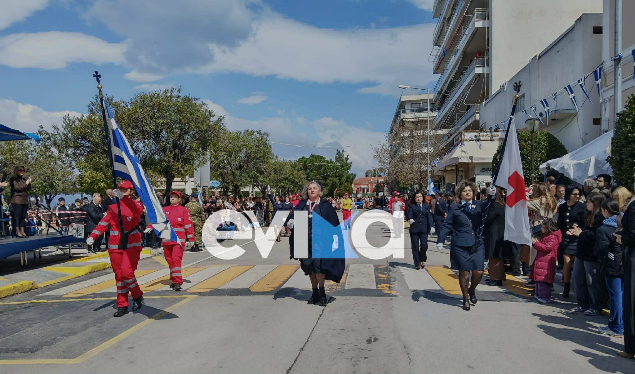 25η Μαρτίου στη Χαλκίδα: Ξεκίνησε η μαθητική παρέλαση στην παραλία – Εικόνες