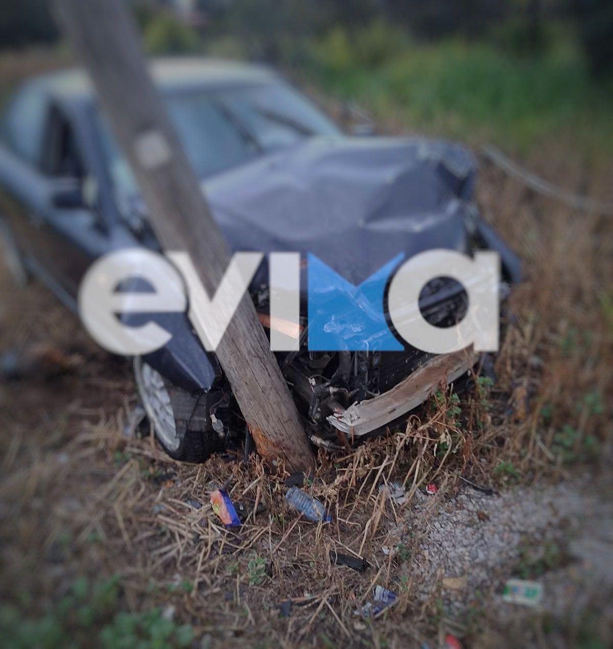 Σοβαρό τροχαίο στην Εύβοια: ΙΧ έπεσε πάνω σε κολώνες της ΔΕΗ- Νέες εικόνες