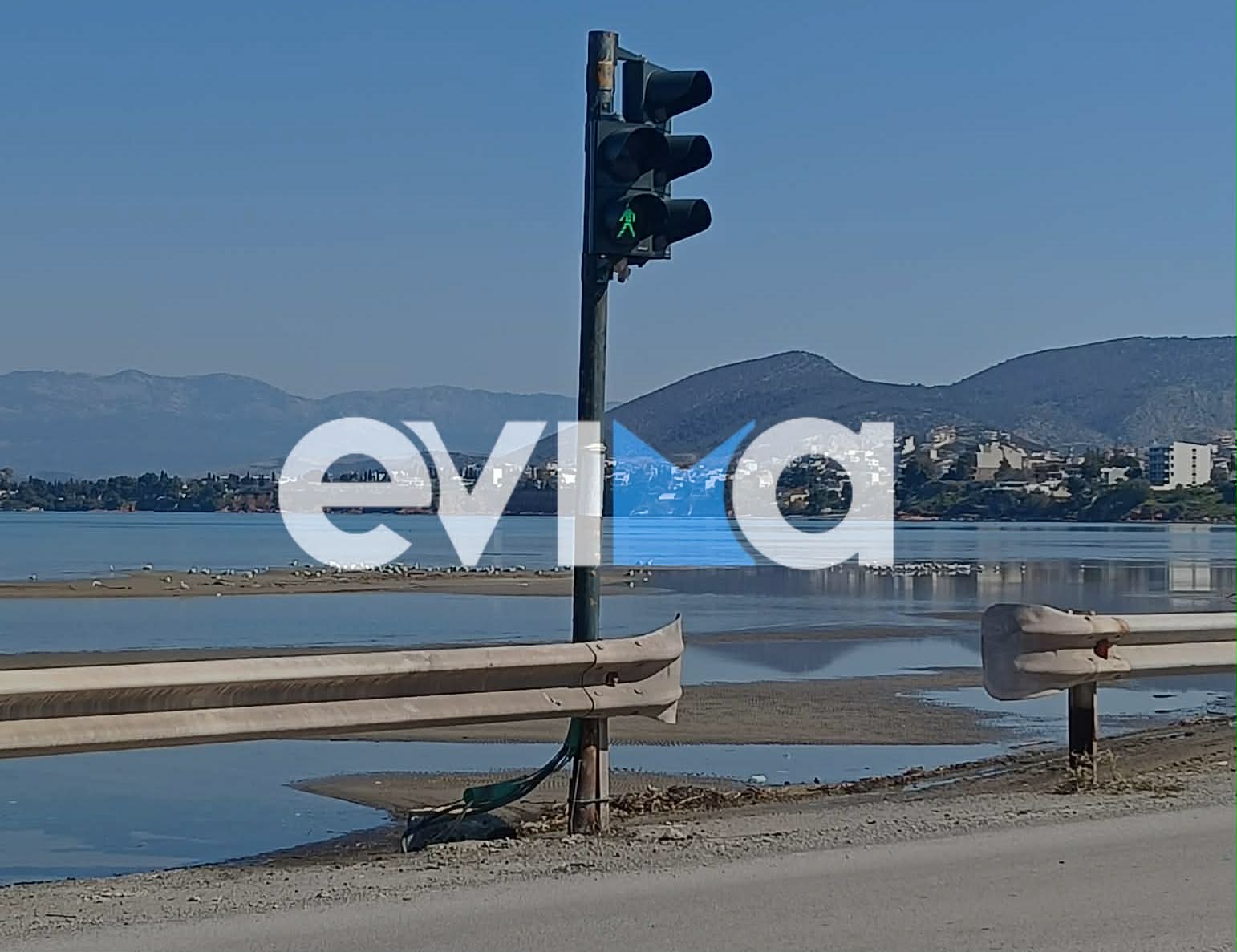 Χαλκίδα: Αποκαταστάθηκε η ζημιά στο φανάρι που κρεμόταν