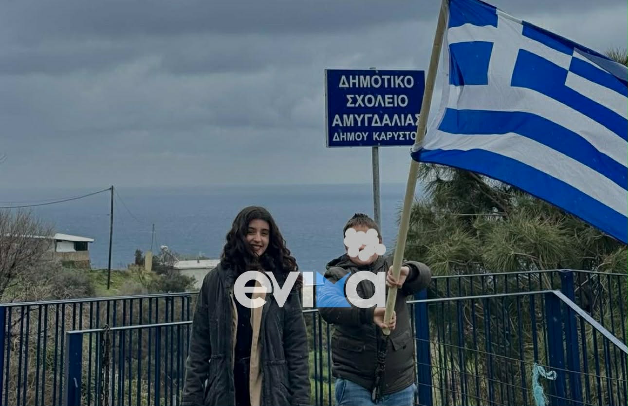 Αυτός είναι ο μαθητής που έκανε μόνος του παρέλαση στην Εύβοια: Τι δήλωσε η δασκάλα του