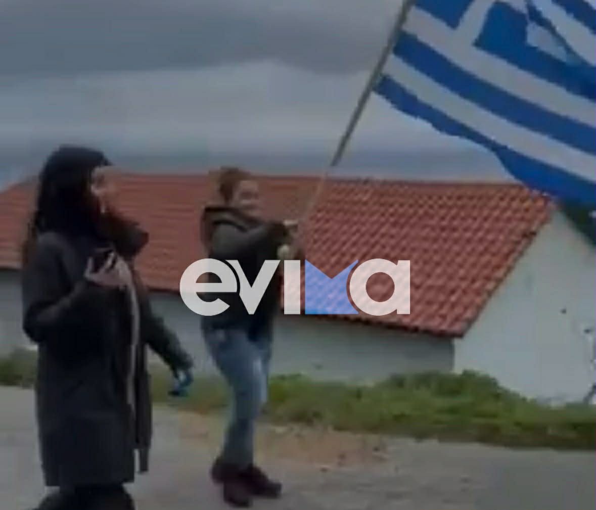 Υπερηφάνεια και συγκίνηση για τον μαθητή που παρέλασε μόνος του στην Εύβοια – Βίντεο