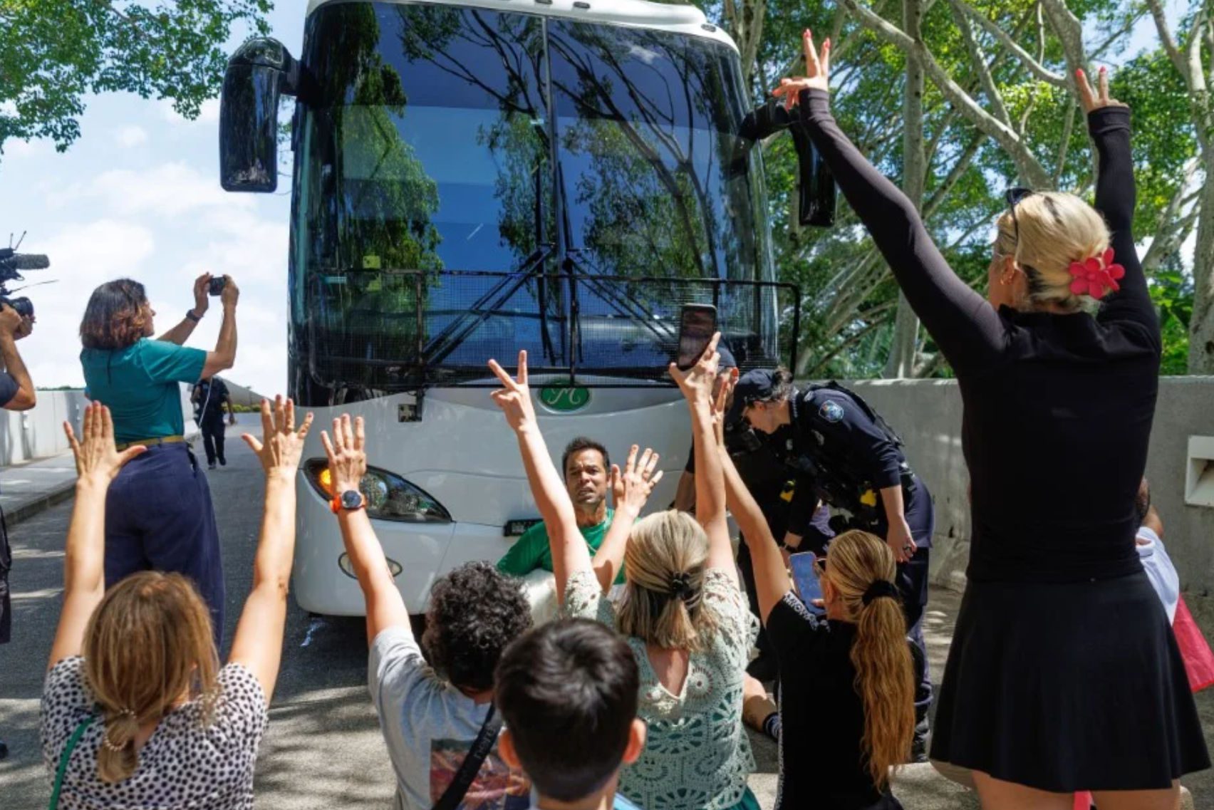 Αυστραλία: Χάος με τις Ιρανές αθλήτριες – 5 πήραν άσυλο, οι υπόλοιπες επιστρέφουν, διαδηλωτές φώναζαν «σώστε τες»