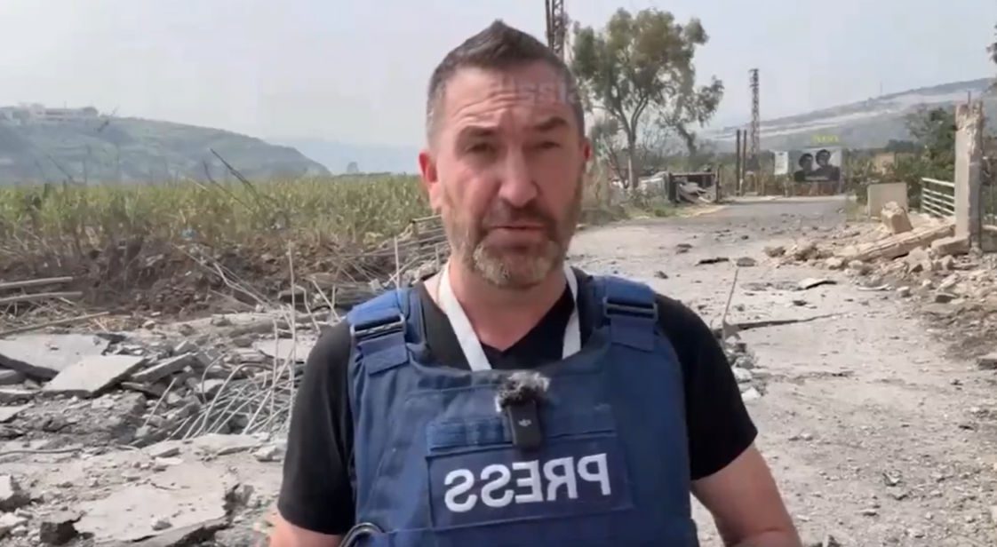 Σοκαριστικό βίντεο στον Λίβανο: Πύραυλος σκάει δίπλα σε ανταποκριτή του Russia Today