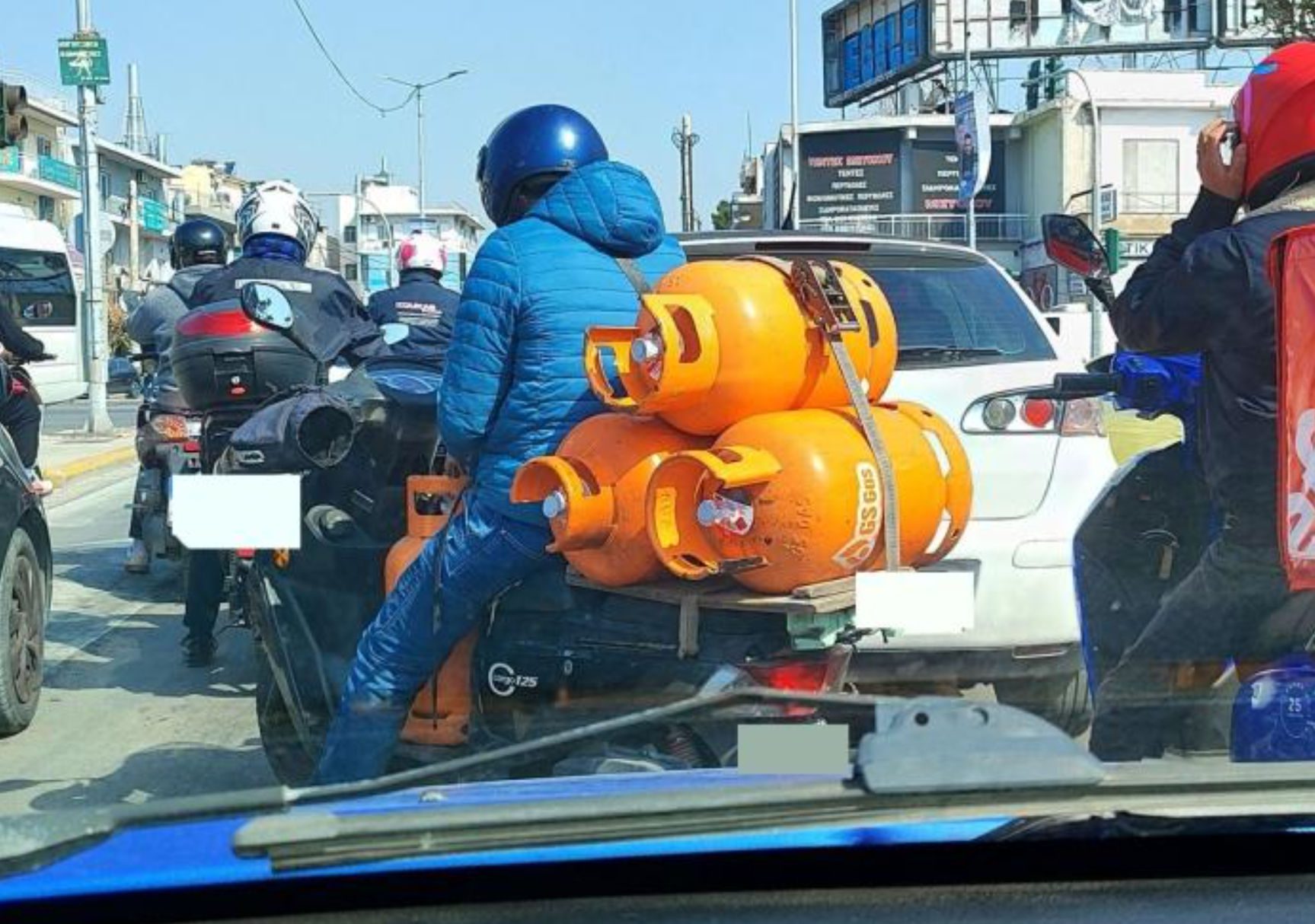 Φωτογραφία σοκ: Μια «ωρολογιακή βόμβα» πάνω σε μηχανάκι στο κέντρο της Αθήνας