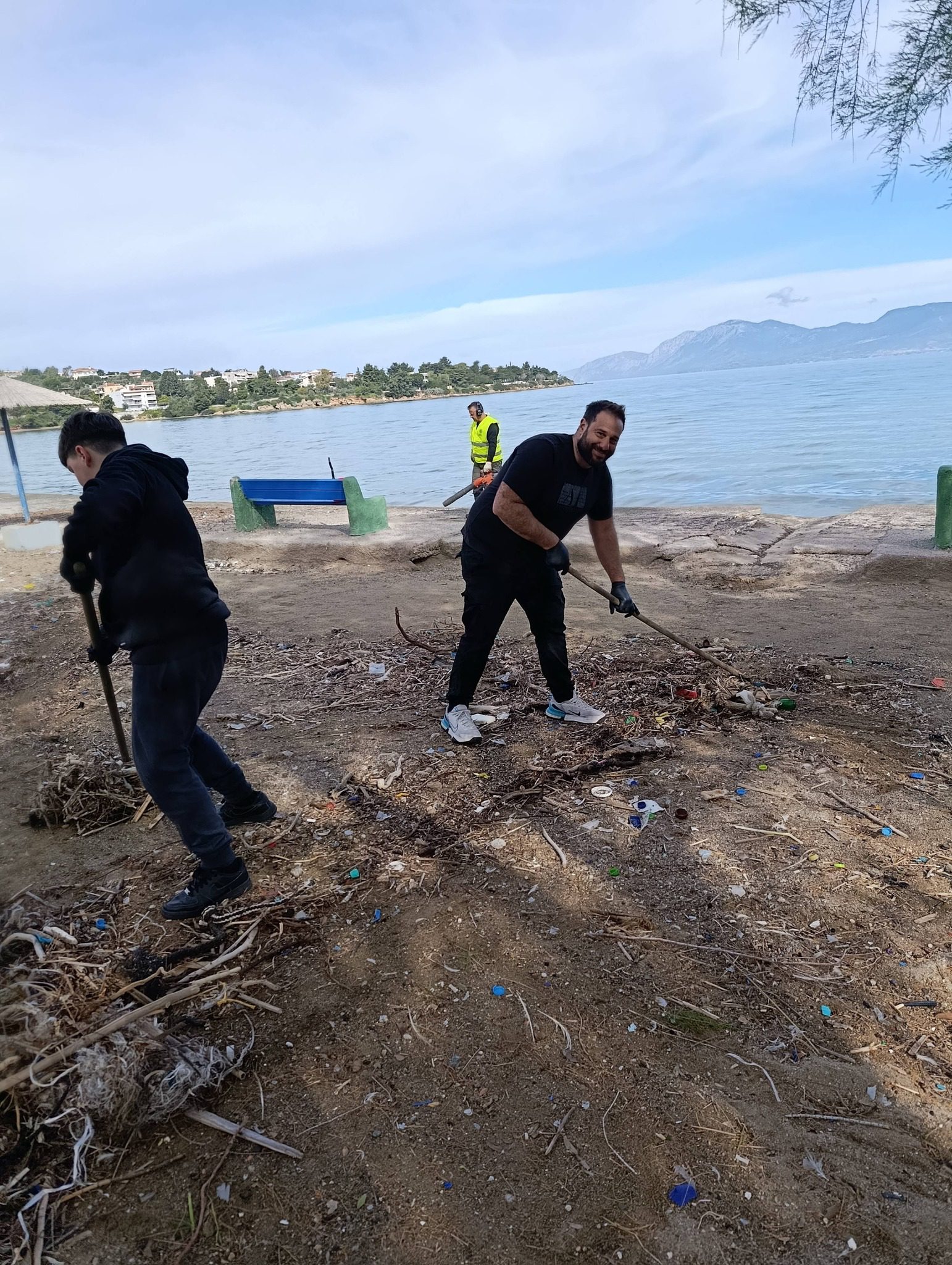 Σήκωσαν μανίκια και καθάρισαν μία από τις ομορφότερες παραλίες της Χαλκίδας