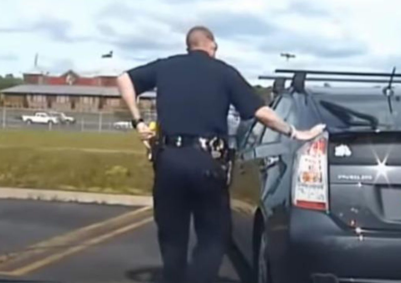 Ο λόγος που οι αστυνομικοί ακουμπούν το αυτοκίνητό σου όταν σε σταματούν σε μπλόκο