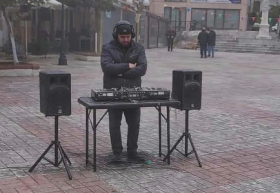 DJ έπαιξε ολομόναχος μουσική σε κεντρική πλατεία της Εύβοιας