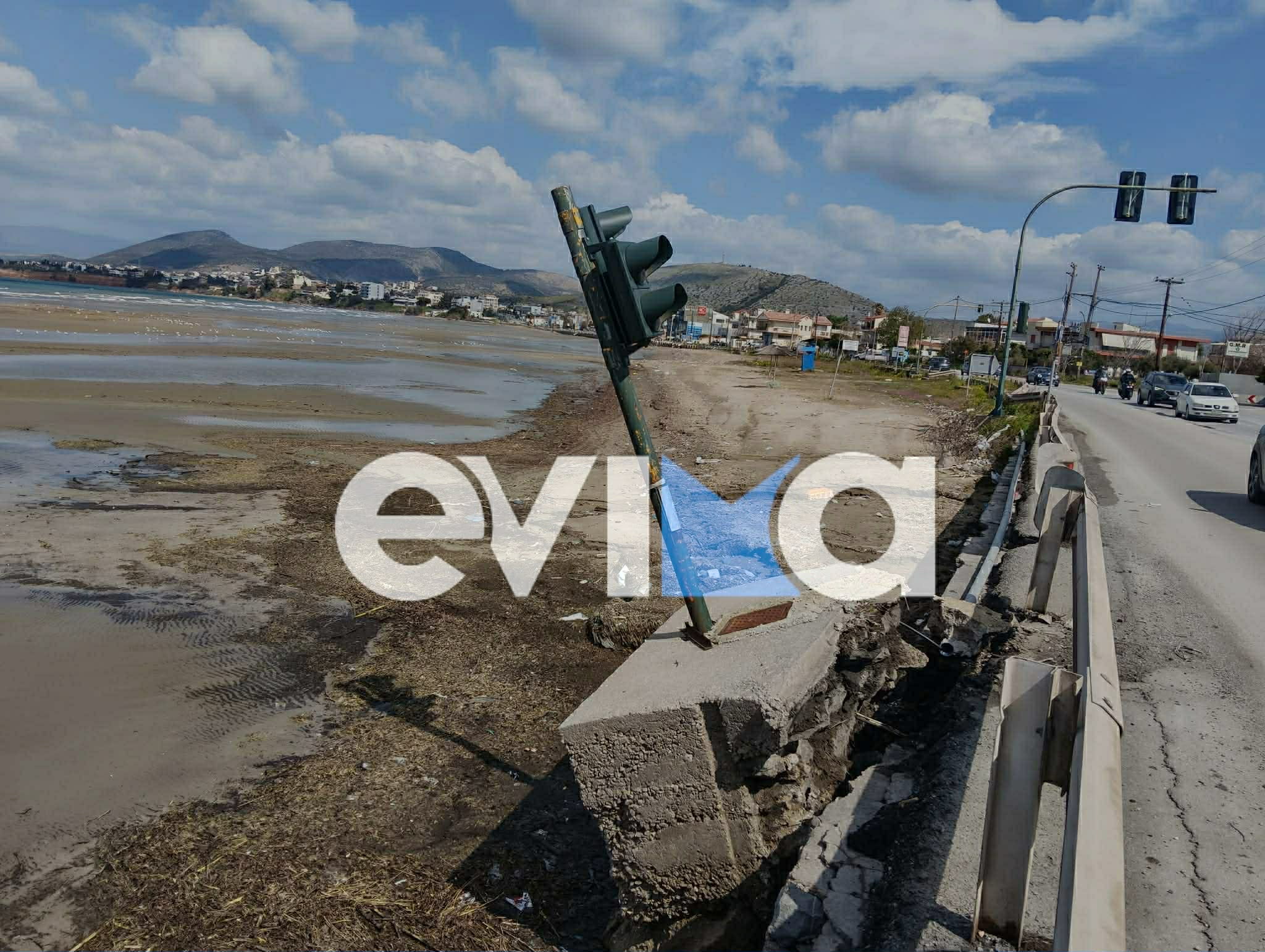 Πανικός σε κεντρικό δρόμο της Χαλκίδας: Κρέμεται φανάρι – Υποχώρησε το οδόστρωμα