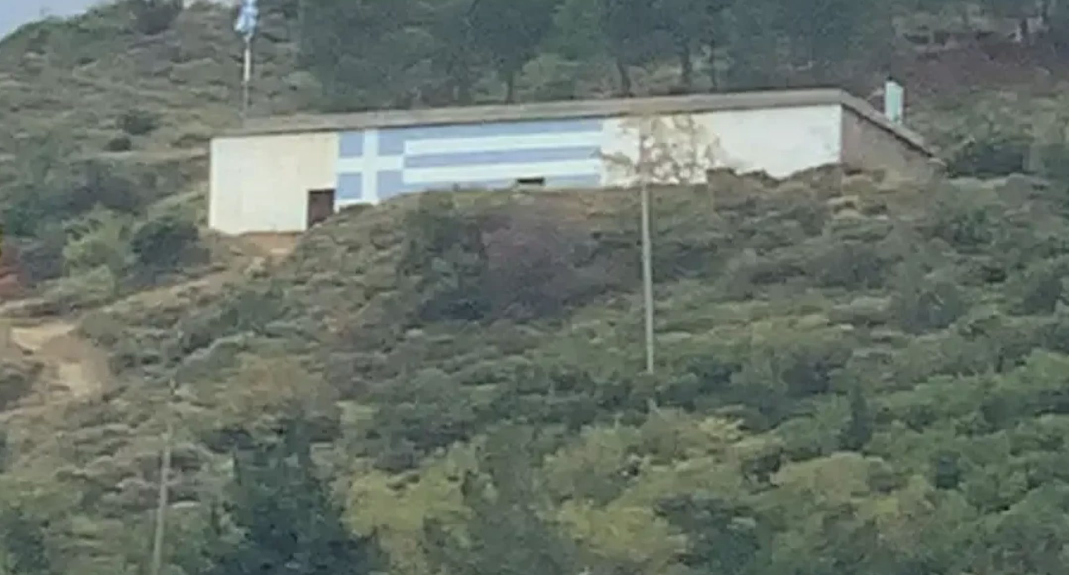 Ρίγη συγκίνησης στην Εύβοια: Δείτε την τεράστια ελληνική σημαία