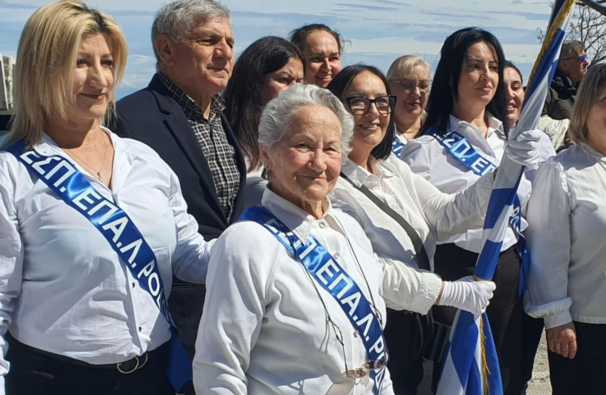 Συγκίνηση στη Ρόδο: Μαθήτρια 82 ετών του Εσπερινού ΕΠΑΛ παρέλασε για την 25η Μαρτίου