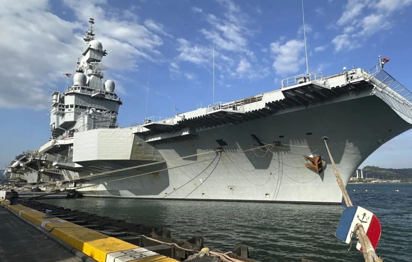 Επική γκάφα: Το τζόκινγκ Γάλλου αξιωματικού αποκάλυψε τη θέση του αεροπλανοφόρου «Σαρλ Ντε Γκωλ» στη Μεσόγειο