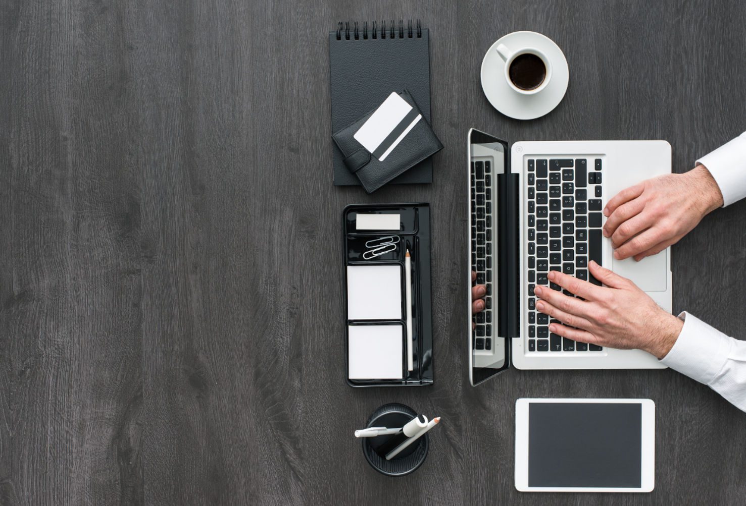 Πώς να φτιάξεις ένα γραφείο στο σπίτι που σε εμπνέει να δουλέψεις (και δεν σε κουράζει)