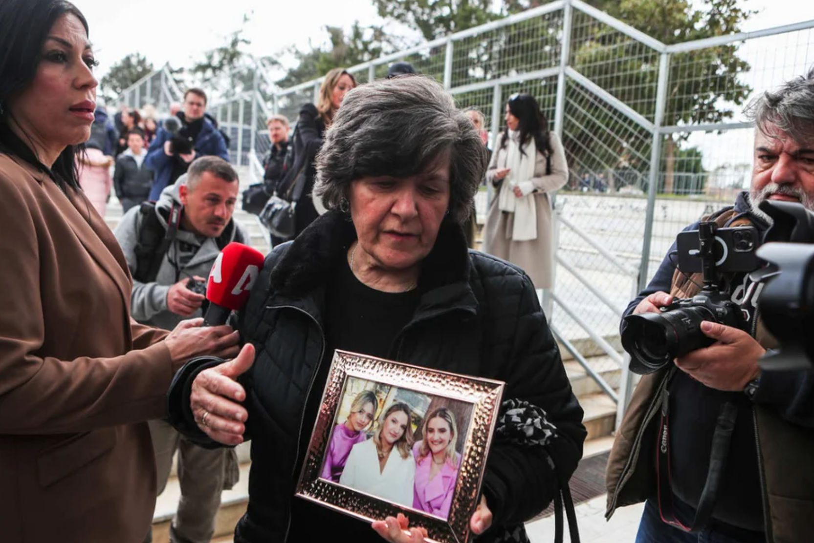 Τέμπη: Ράγισε καρδιές η γιαγιά της οικογένειας Πλακιά – Στο δικαστήριο με κορνίζα των τριών εγγονών της