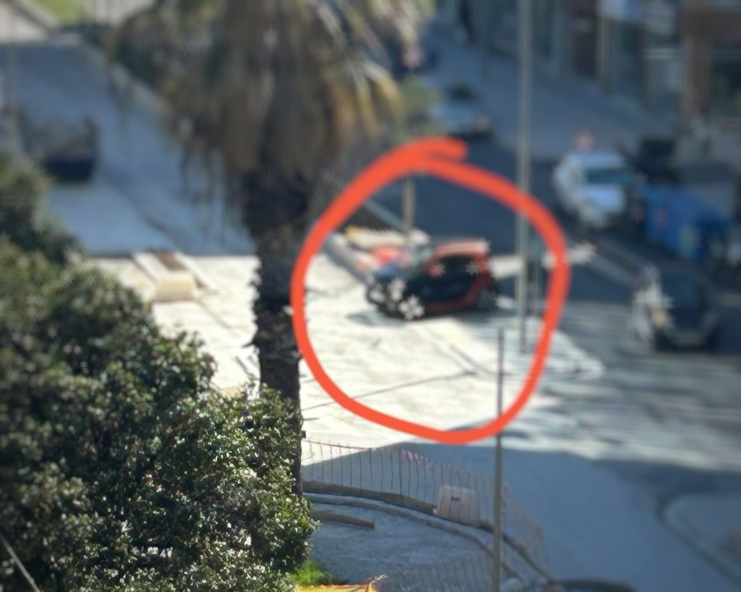 Αδιανόητο παρκάρισμα σε κεντρικό δρόμο της Εύβοιας