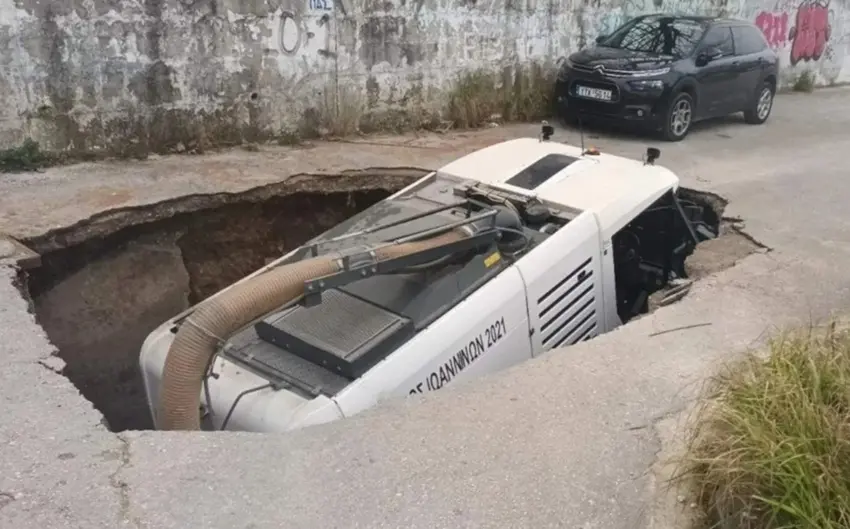 Δρόμος «κατάπιε» όχημα καθαριότητας στα Ιωάννινα