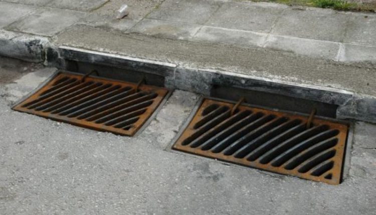 Σάλος στην Εύβοια: Γέμισε με ακαθαρσίες κεντρικό δρόμος