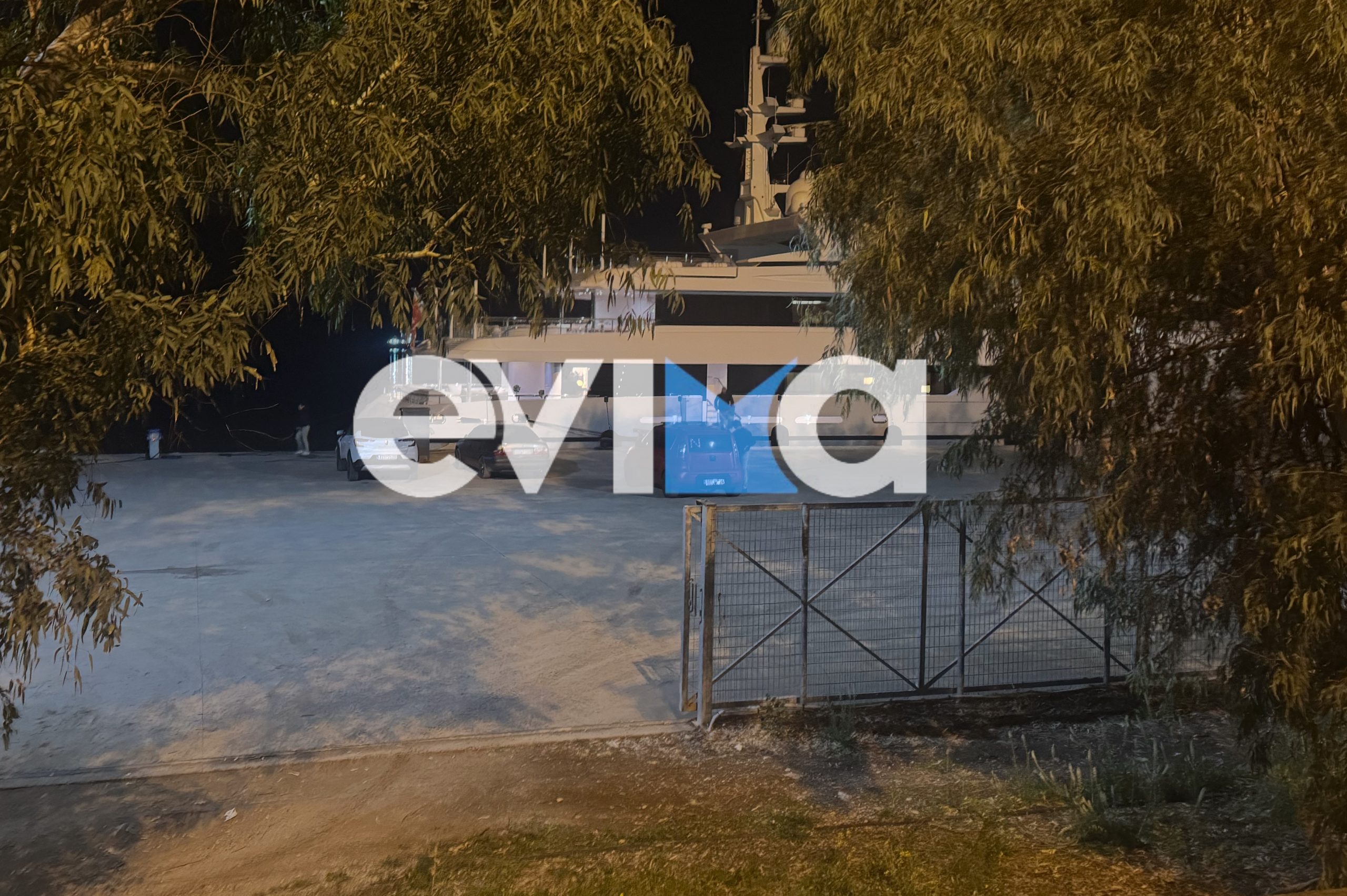 Με αυτή τη θαλαμηγό ήρθε στη Χαλκίδα ο Μπραντ Πιτ- Πόσο θα μείνει στην πόλη- Αποκλειστικό βίντεο