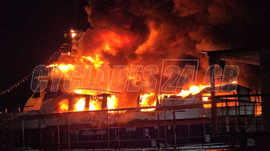 Μεγάλη φωτιά στο λιμάνι της Σύρου – Κάηκαν τρία σκάφη (vid)