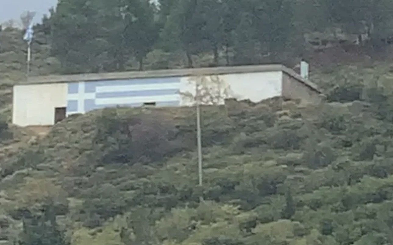 Σε αυτό το βουνό της Εύβοιας ζωγράφισαν μια τεράστια ελληνική σημαία