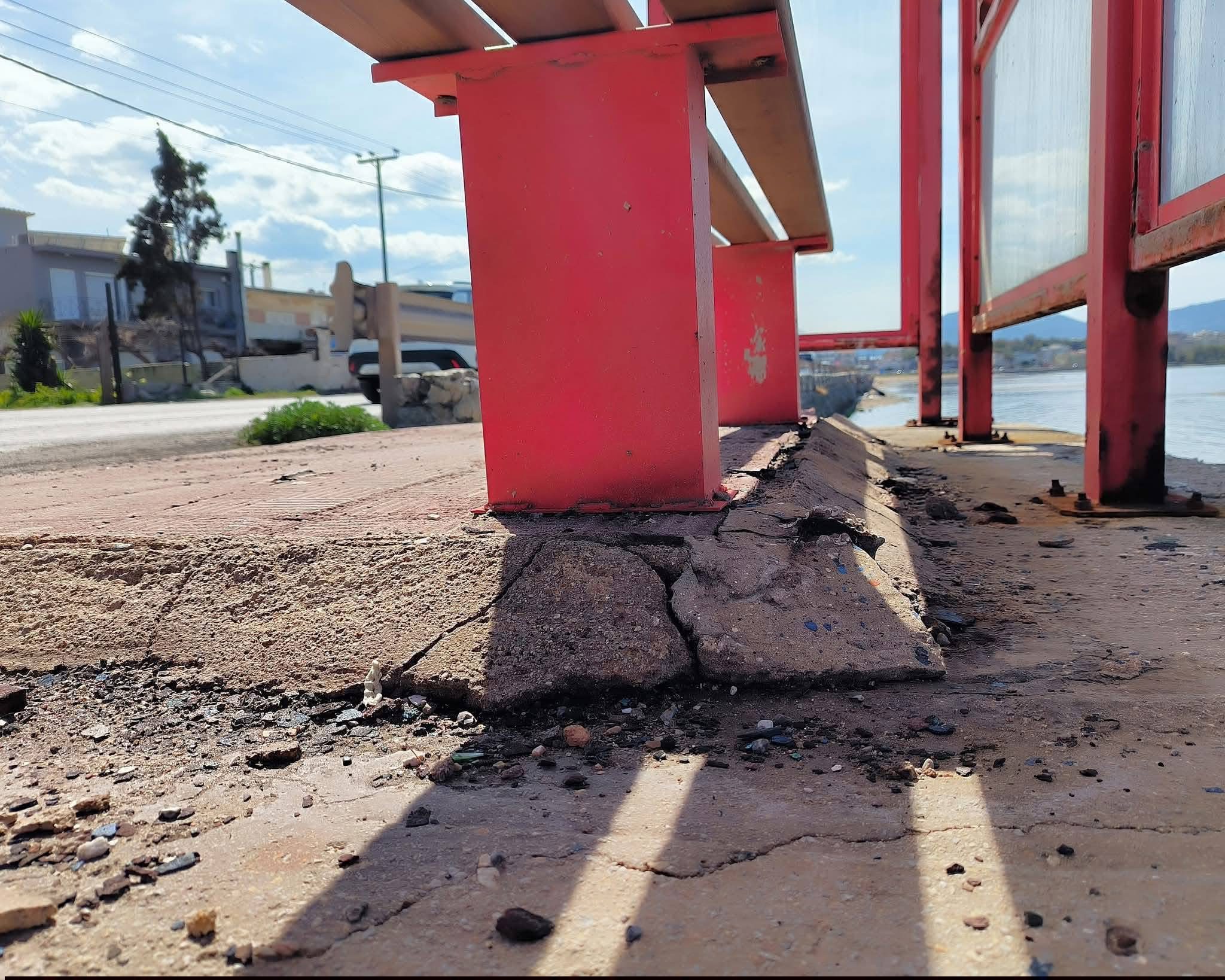 Σάλος στην Εύβοια: Στάση λεωφορείου βρίσκεται στον αέρα – Προσοχή