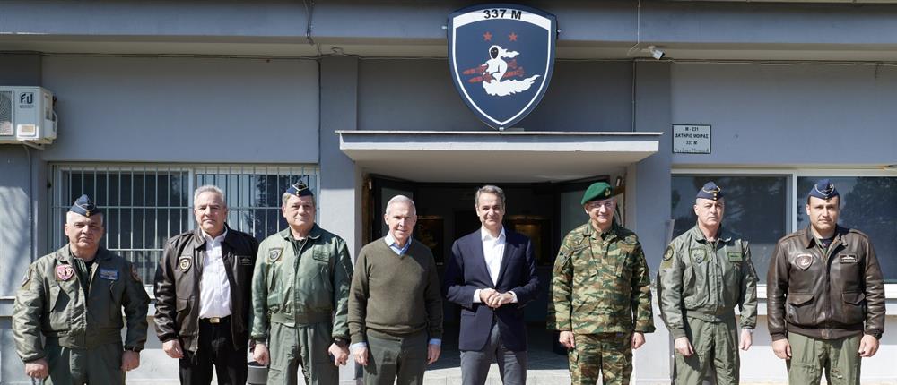 Στο Εθνικό Κέντρο Αεροπορικών Επιχειρήσεων στη Λάρισα μετέβη ο Πρωθυπουργός