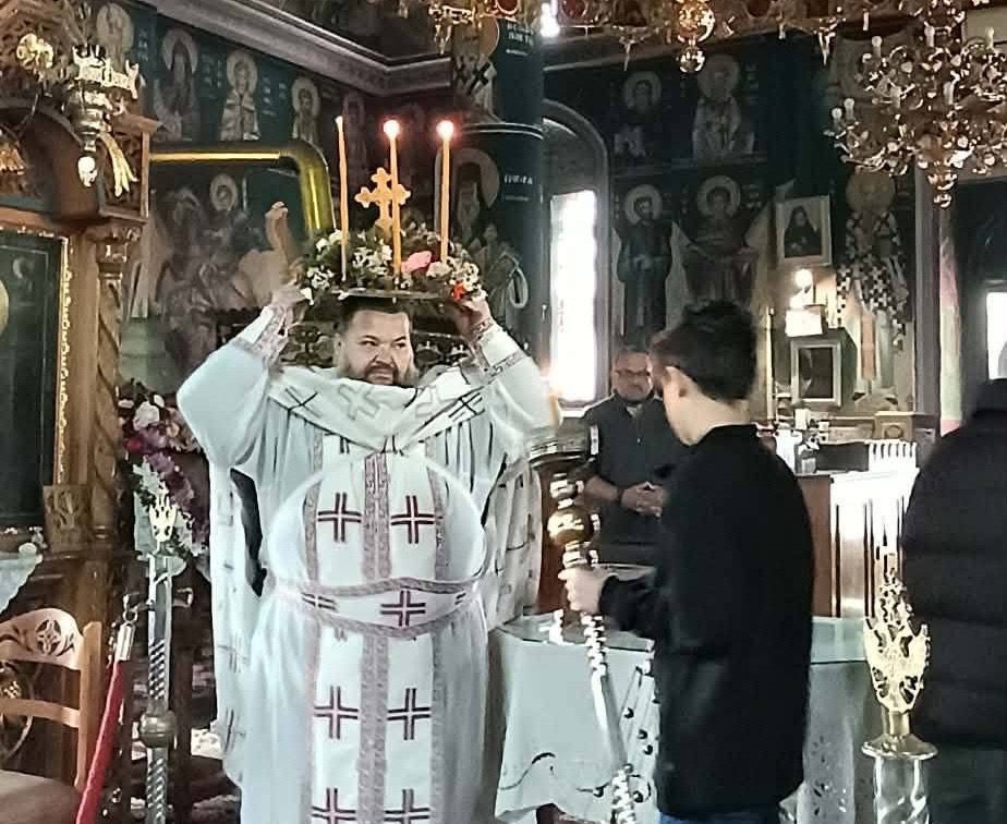 Η συγκινητική στιγμή ιερέα την Κυριακή της Σταυροπροσκυνήσεως στην Εύβοια