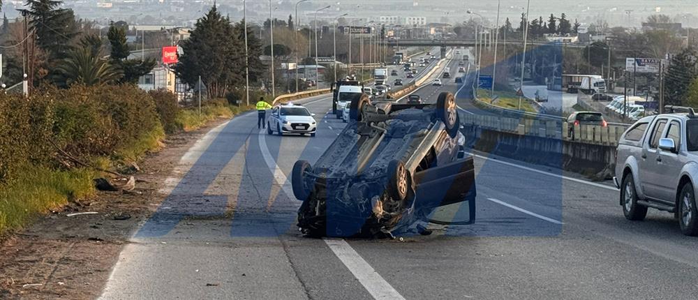 Τούμπαρε ΙΧ στην Εθνική Οδό Θεσσαλονίκης- Μουδανίων – Τραυματίστηκε 20χρονος