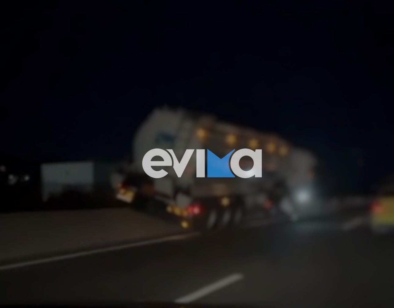 Τροχαίο στα Οινόφυτα: Βυτιοφόρο ανετράπη και έπεσε στο τσιμεντένιο στηθαίο (vid)