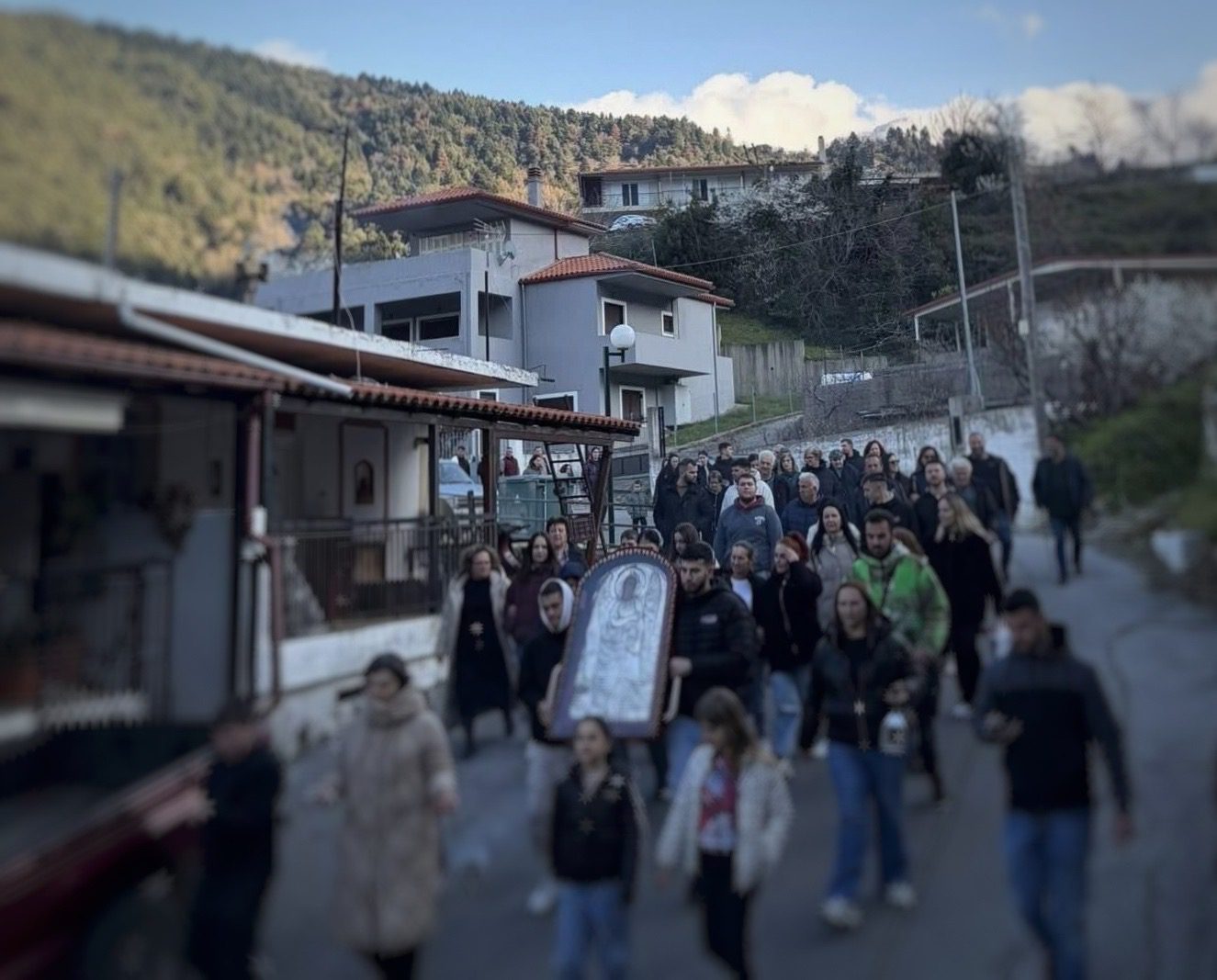 Ρίγη συγκίνησης στην Εύβοια: Περπάτησαν χιλιόμετρα με θαυματουργή εικόνα στα χέρια