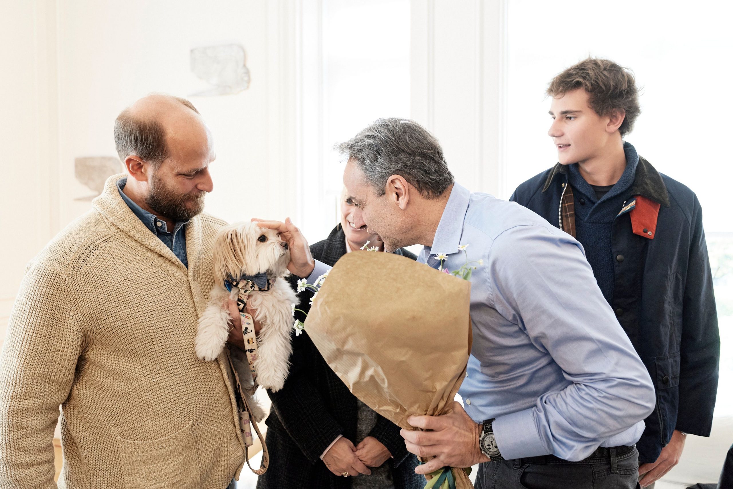 Μητσοτάκης: Υποδέχθηκε στο Μαξίμου επαναπατρισθέντες από τις χώρες του Κόλπου, μαζί με τα κατοικίδιά τους (εικόνες)