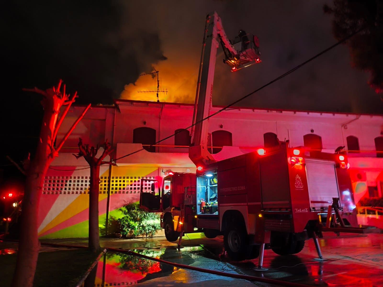 Μεγάλη φωτιά σε κτίριο στη Λαμία – Εγκλωβίστηκαν άτομα (pics&vid)