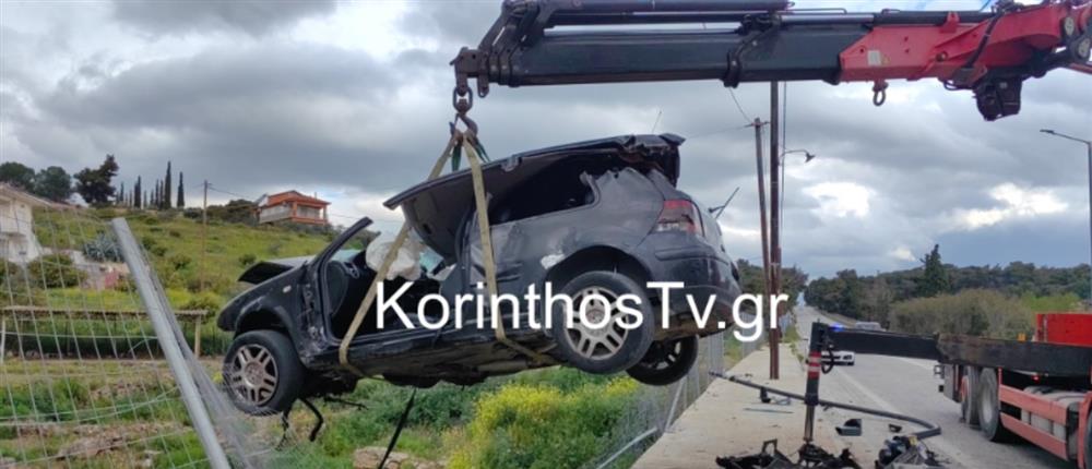 Κορινθία: Σοκαριστικό τροχαίο με δύο τραυματίες – ΙΧ καρφώθηκε σε φανάρι (vid)