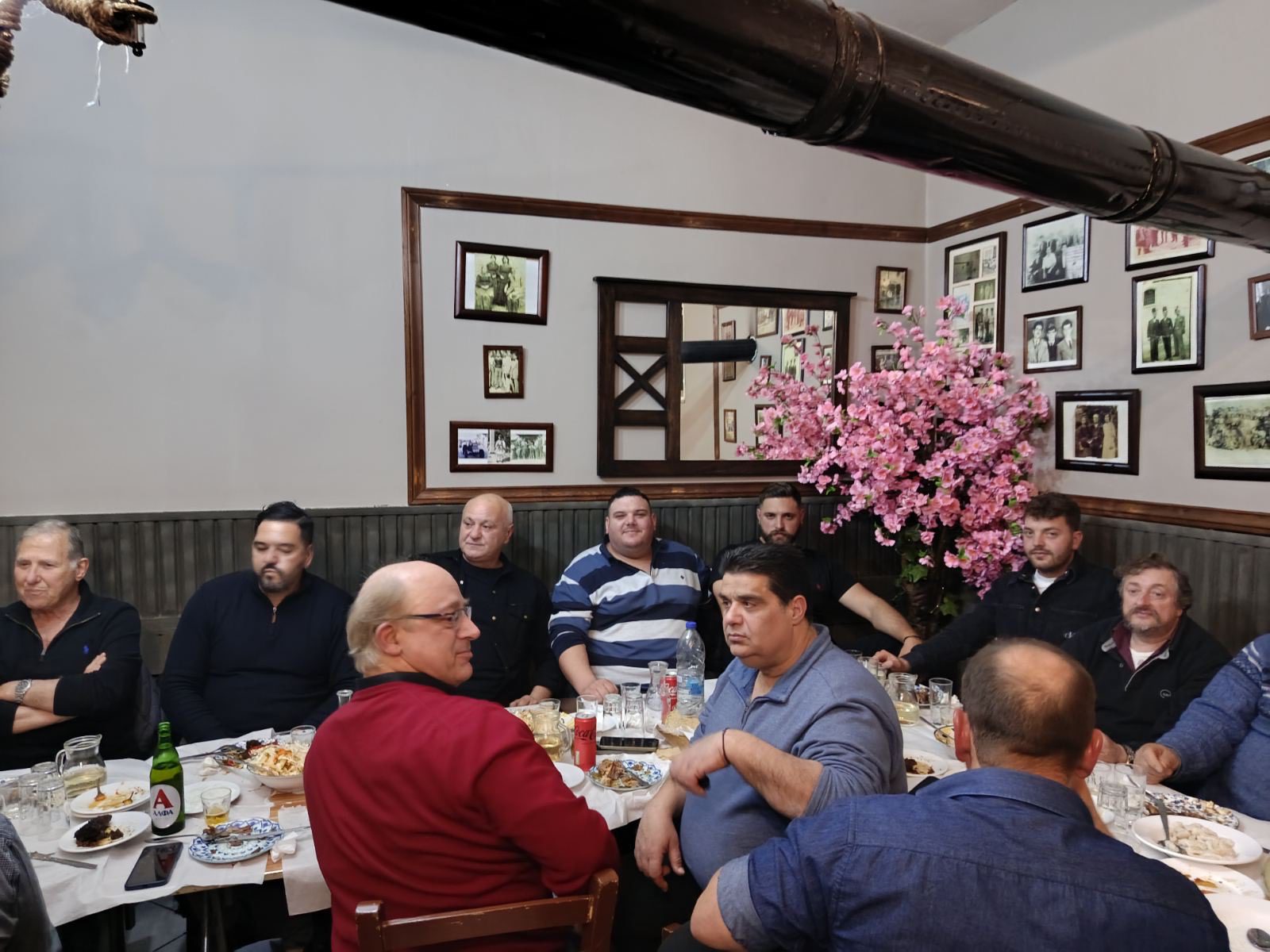 Αποκλειστικό- Σε αυτό το χωριό της Εύβοιας στήθηκε πολιτικό τραπέζι – Ποιοι παρευρέθηκαν