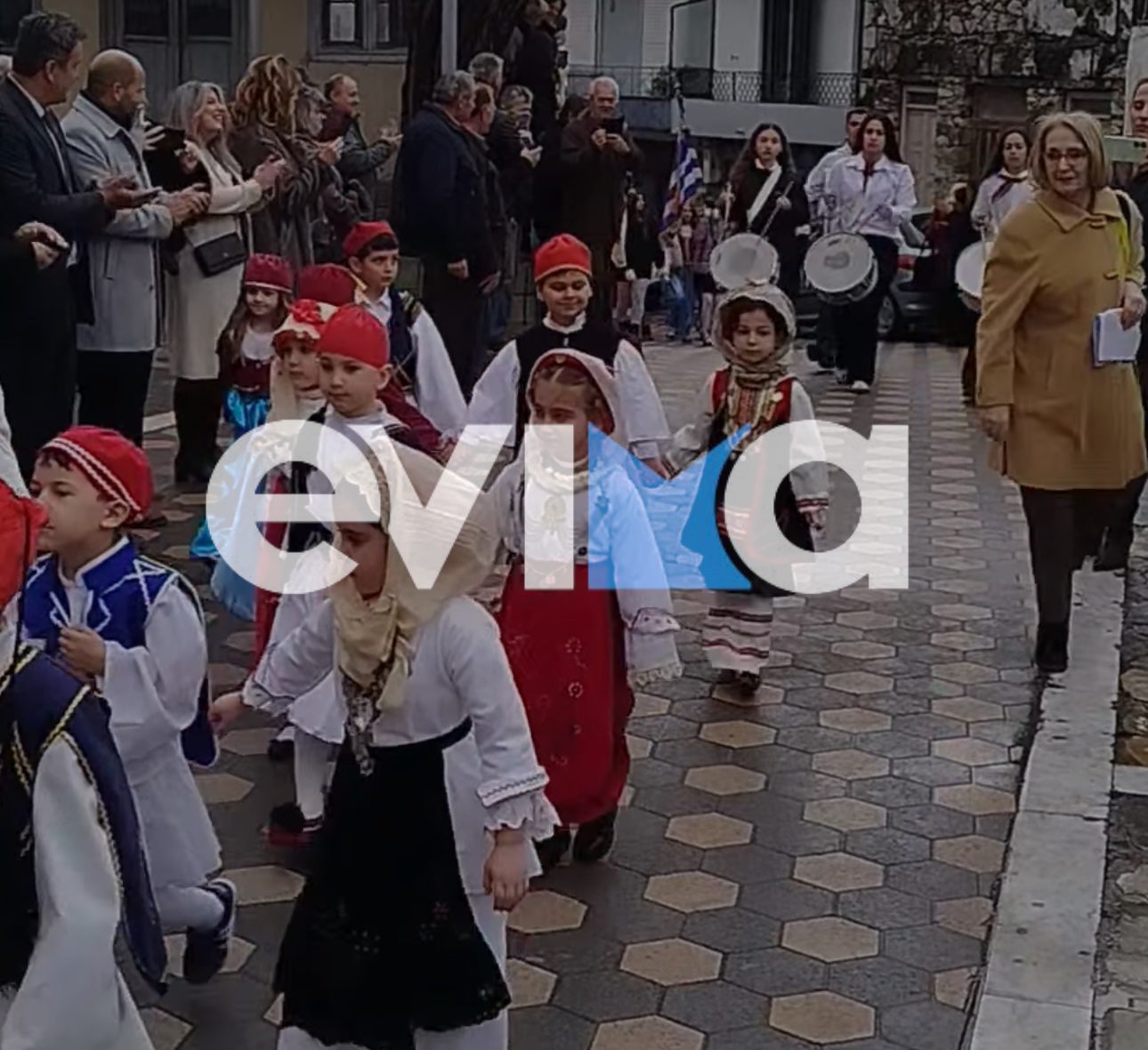Μικροί τσολιάδες έκλεψαν την παράσταση σε παρέλαση της Εύβοιας (pics&vid)