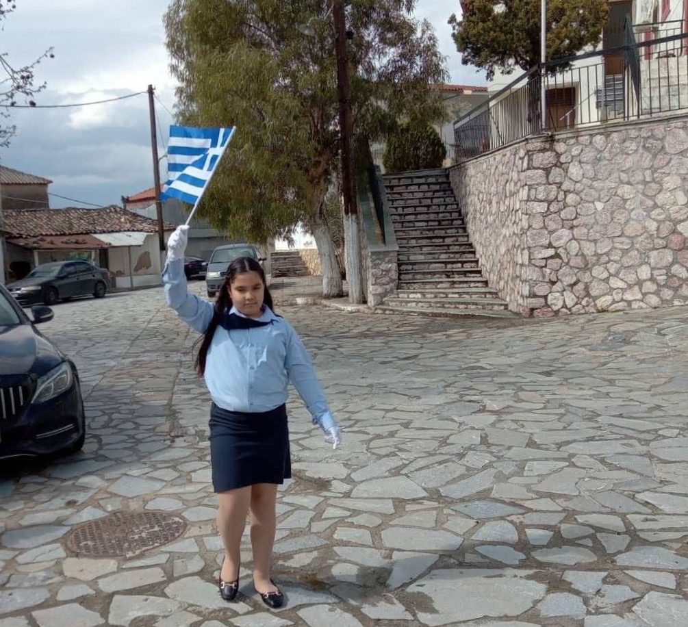 Συγκίνηση στην Εύβοια! Μια μαθήτρια έκανε παρέλαση σε αυτό το γραφικό χωριό (pics)