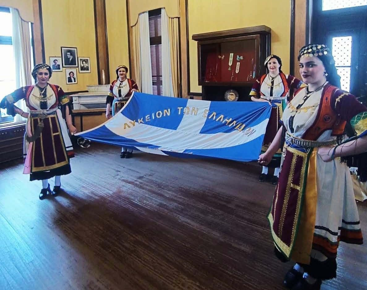 Χαλκίδα: Κράτησαν τη σημαία ντυμένες με καραγκούνικη φορεσιά