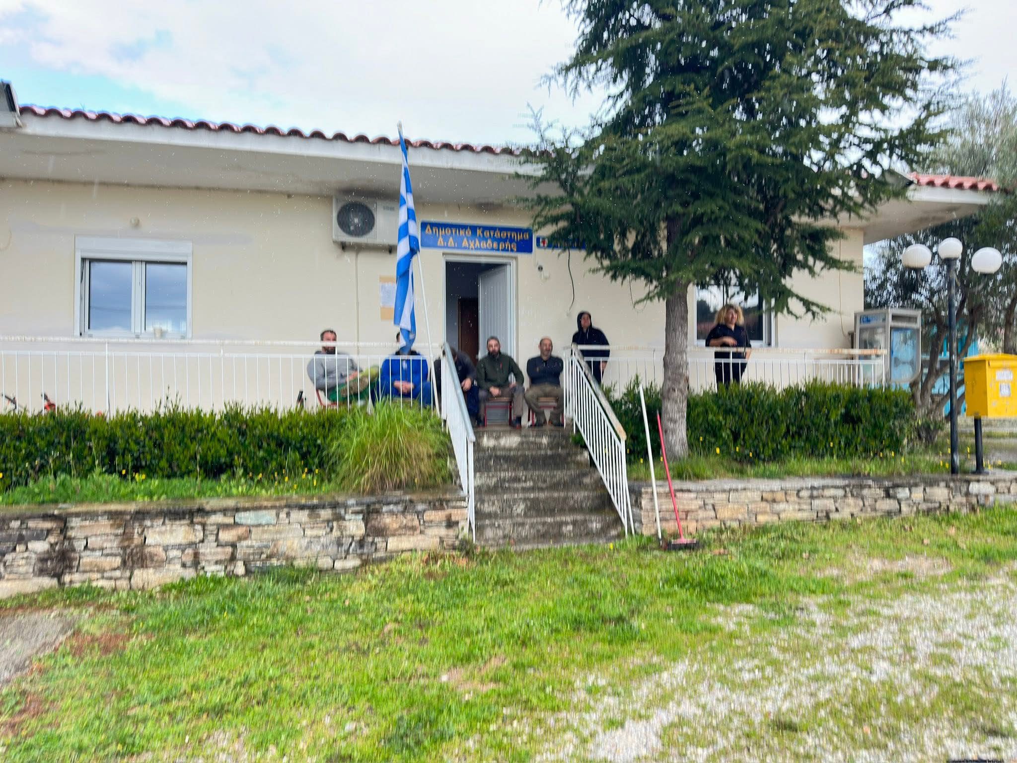 Εύβοια: Έγιναν όλοι ένα και καθάρισαν το χωριό τους!