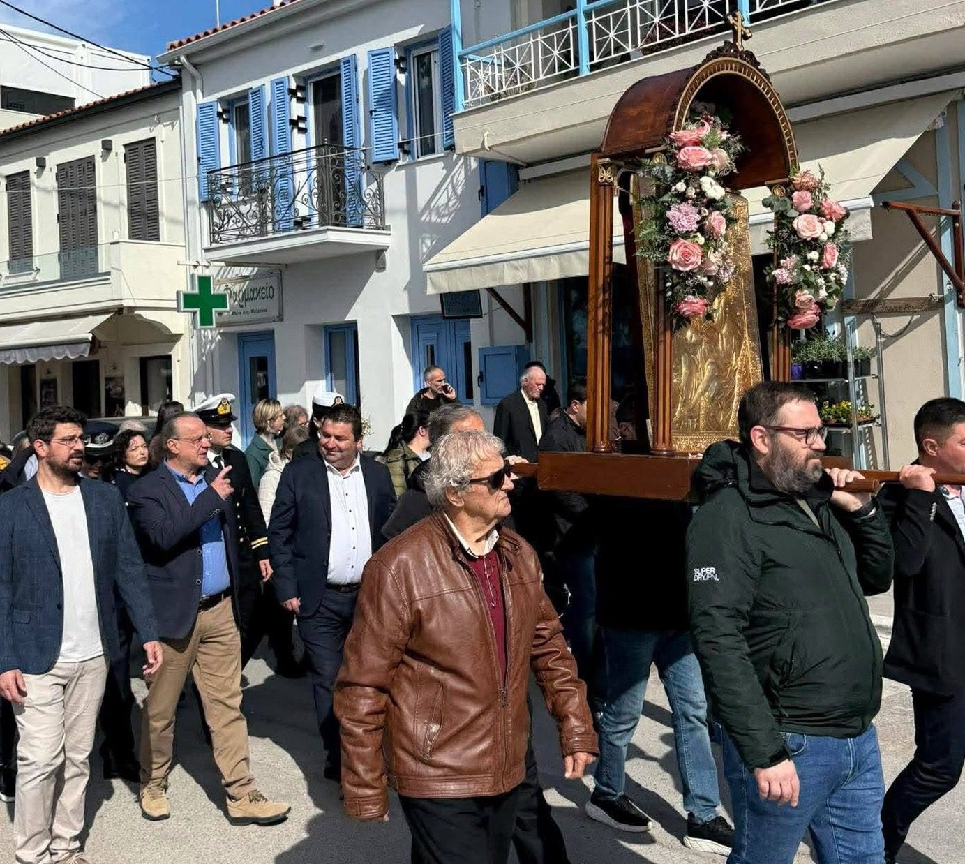 Ρίγη συγκίνησης στην Εύβοια: Στους ώμους των πιστών η Παναγία η Λιμνιά