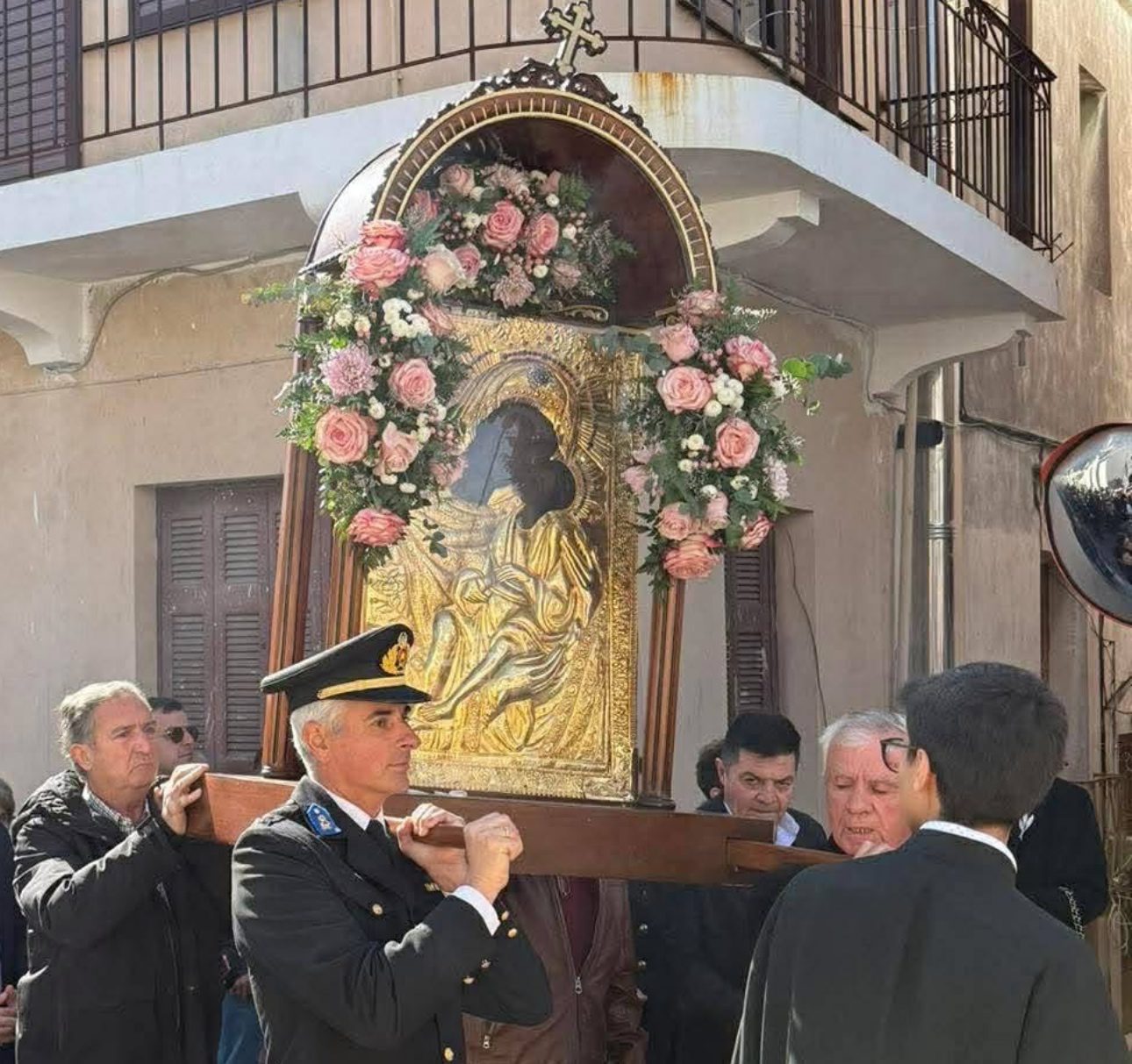 Ρίγη συγκίνησης στην Εύβοια: Στους ώμους των πιστών η Παναγία η Λιμνιά