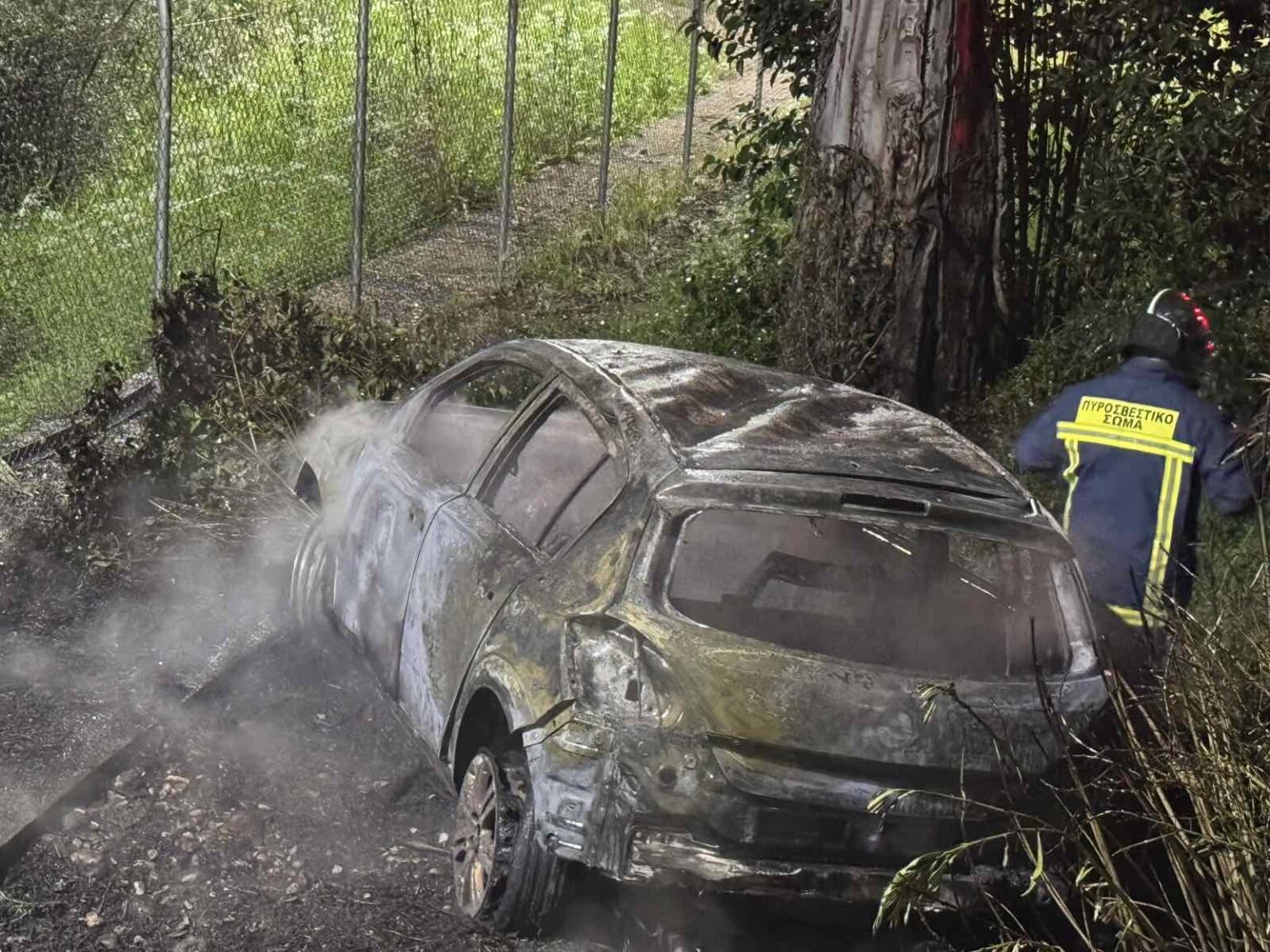 Τροχαίο στην Αντιρρίου – Ιωαννίνων: ΙΧ εξετράπη της πορείας του και έπιασε φωτιά