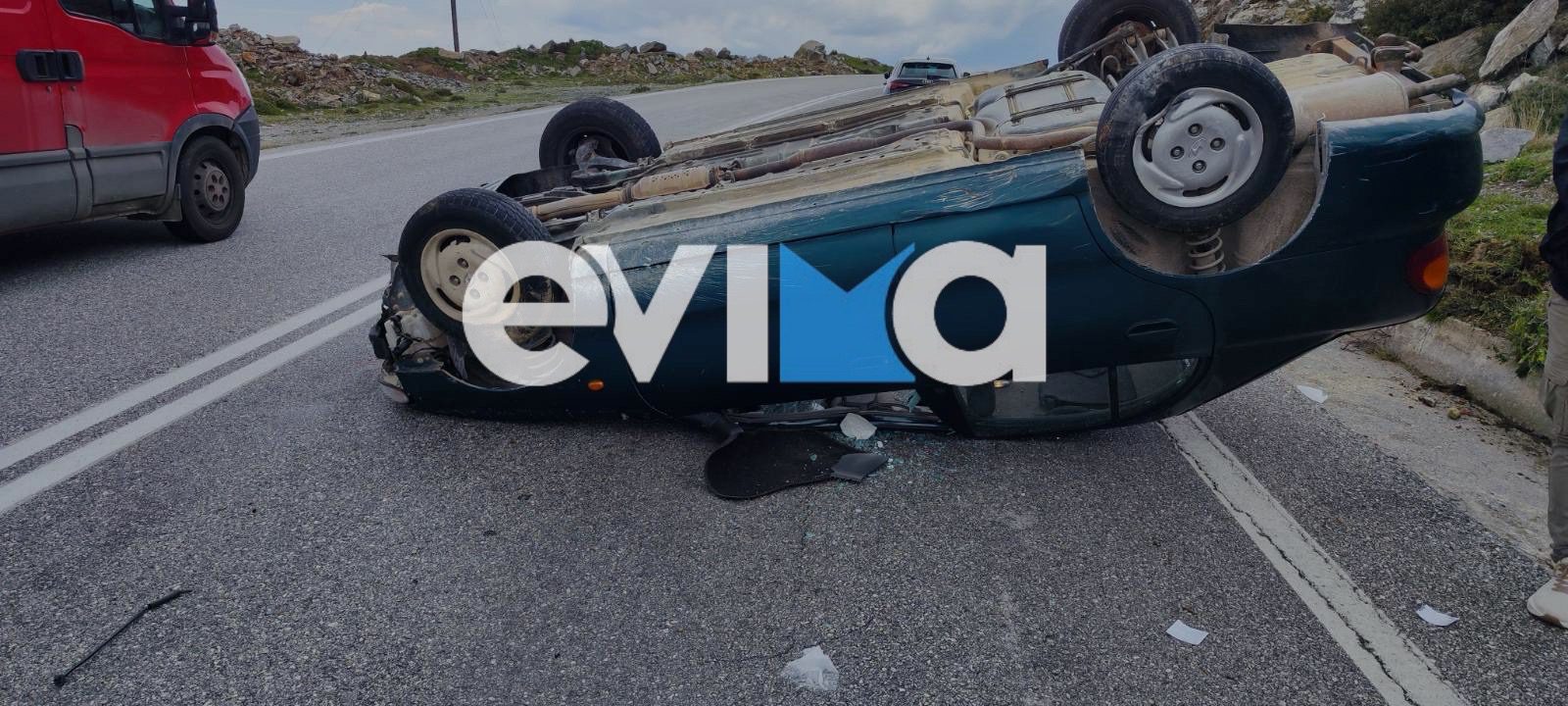 Σοβαρό τροχαίο στην Εύβοια: ΙΧ τούμπαρε σε κεντρικό δρόμο – Στο νοσοκομείο ηλικιωμένος